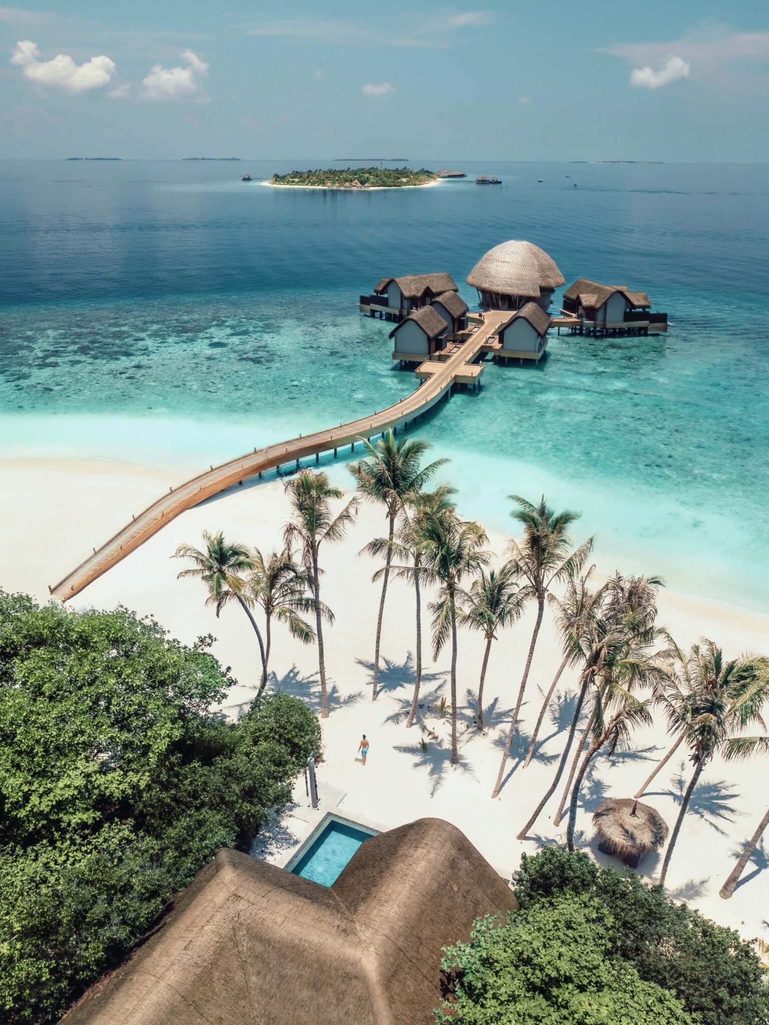 Vista aérea de una playa paradisíaca en Maldivas con overwaters de lujo sobre el agua, ideal para vacaciones de Semana Santa 2026