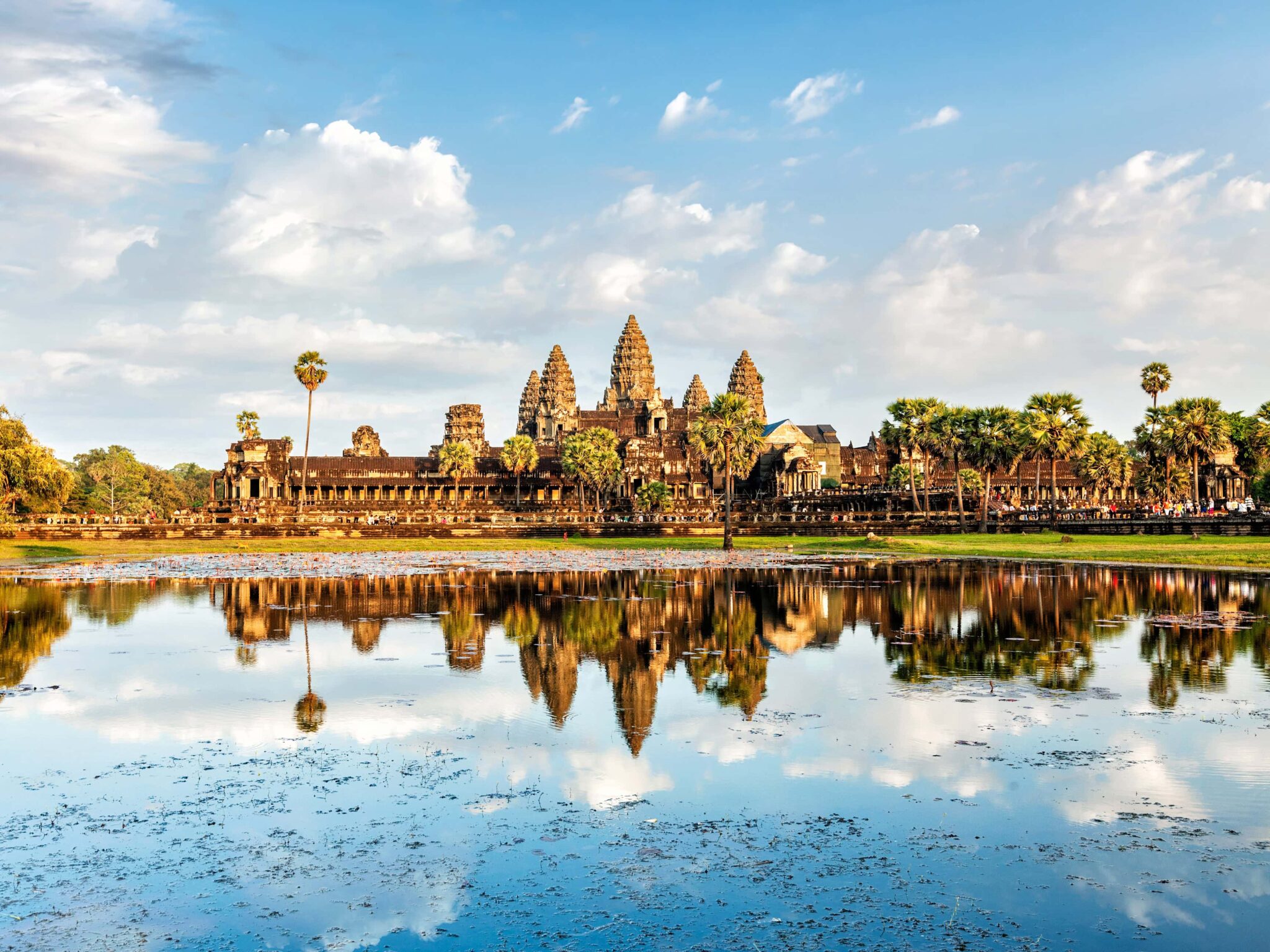 Templo de Angkor Wat en Camboya reflejado en el agua, uno de los grandes destinos culturales donde viajar en diciembre 2025.