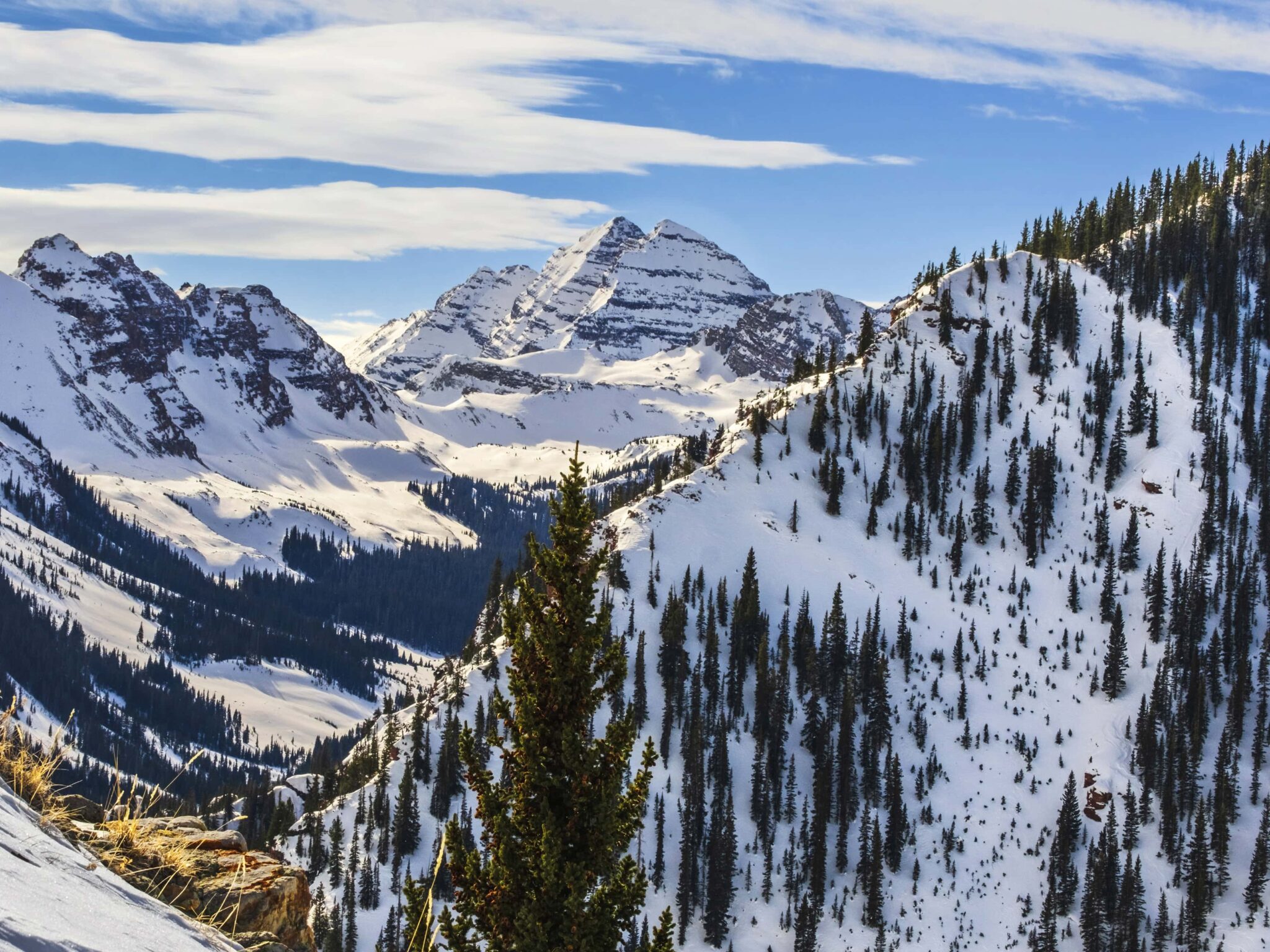 Montañas nevadas en Aspen, Estados Unidos, uno de los destinos de ski donde viajar en diciembre 2025 para disfrutar de estaciones exclusivas y paisajes espectaculares.