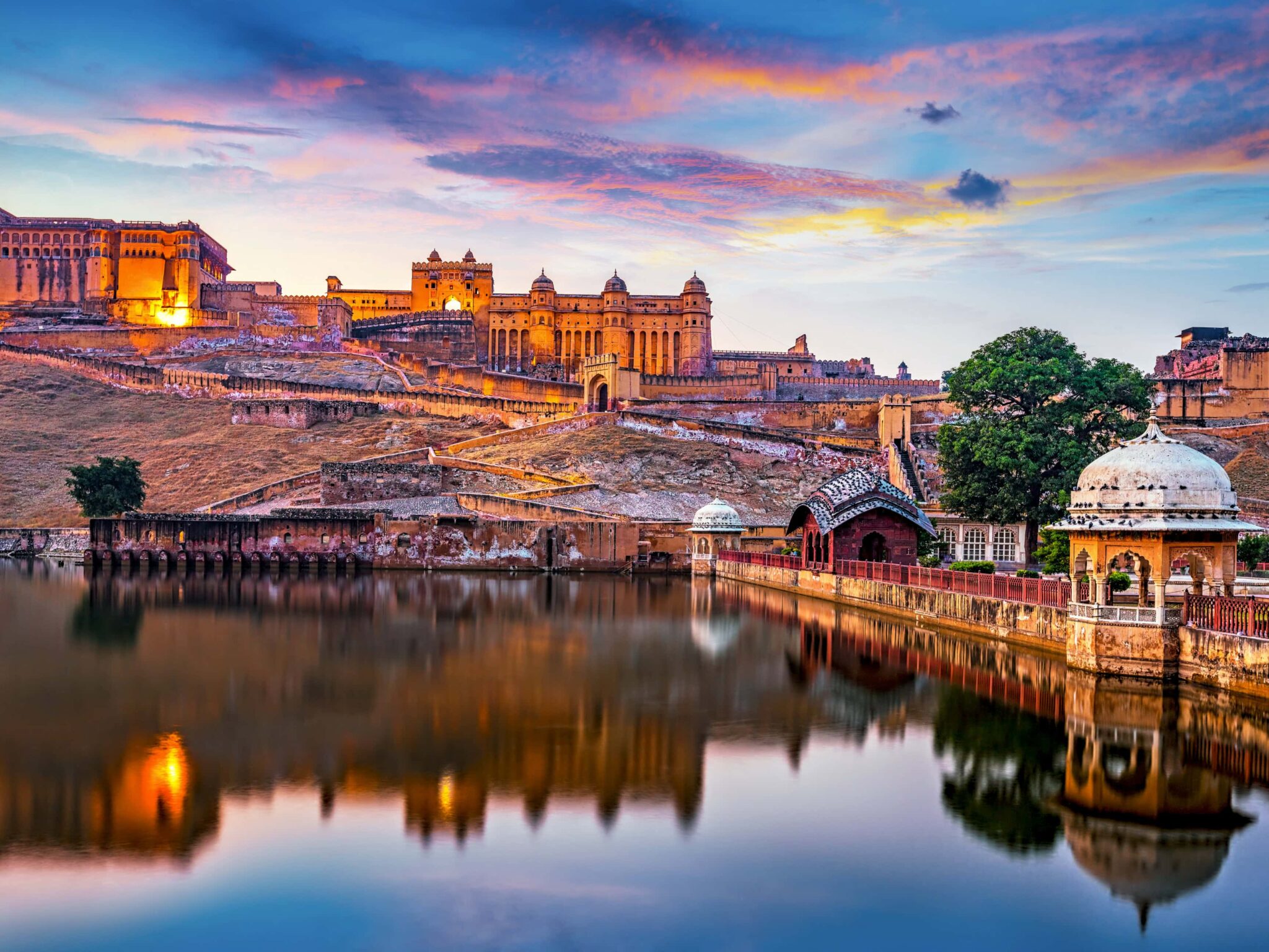 Fuerte Amber en Jaipur, India, iluminado al atardecer, uno de los mejores destinos culturales donde viajar en diciembre 2025.