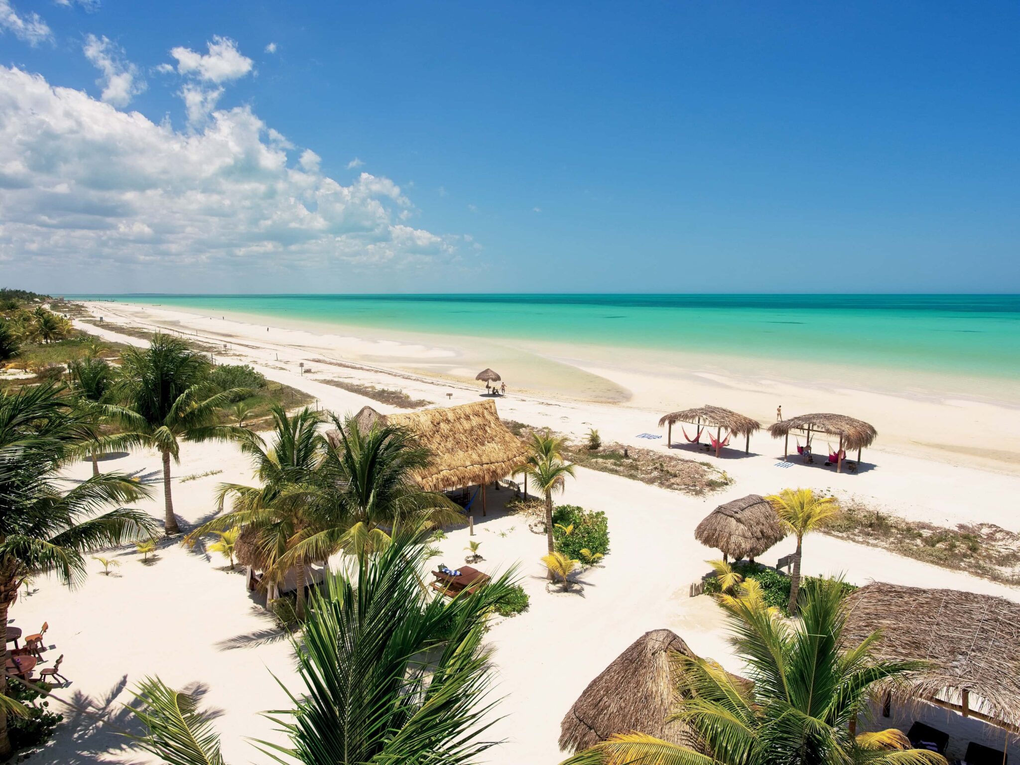 Playa virgen en Holbox, México, uno de los destinos de playa donde viajar en diciembre 2025 para desconectar en un entorno natural y relajado.