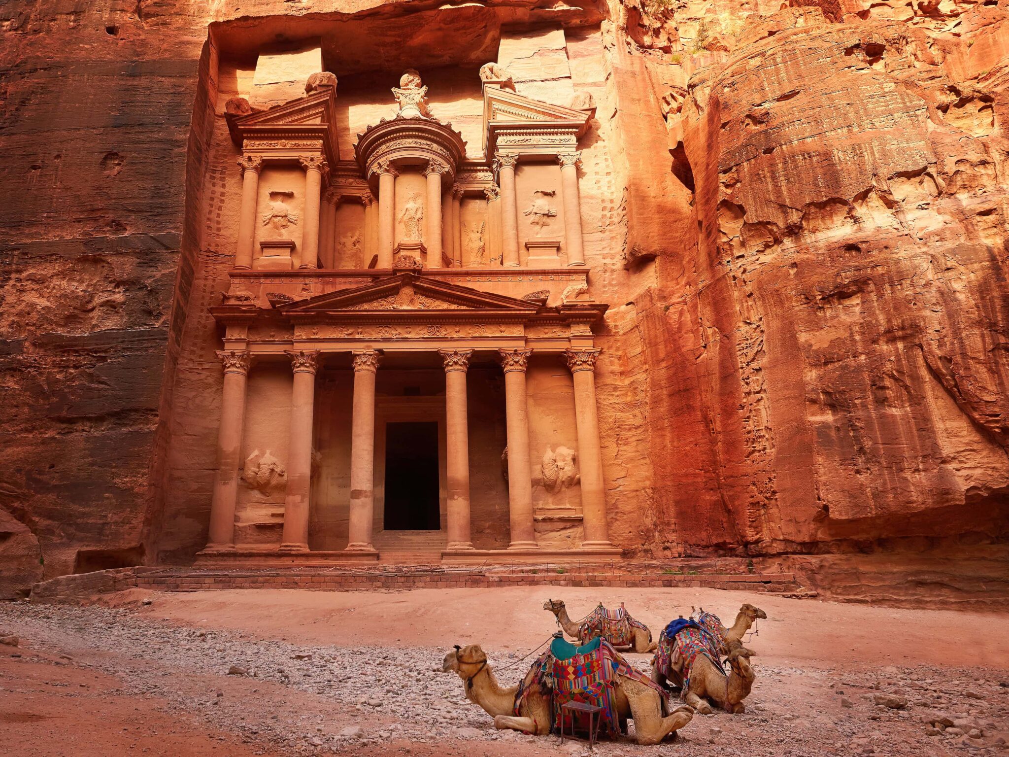 Fachada de Petra, la ciudad nabatea tallada en la roca en Jordania, uno de los destinos culturales donde viajar en diciembre 2025.