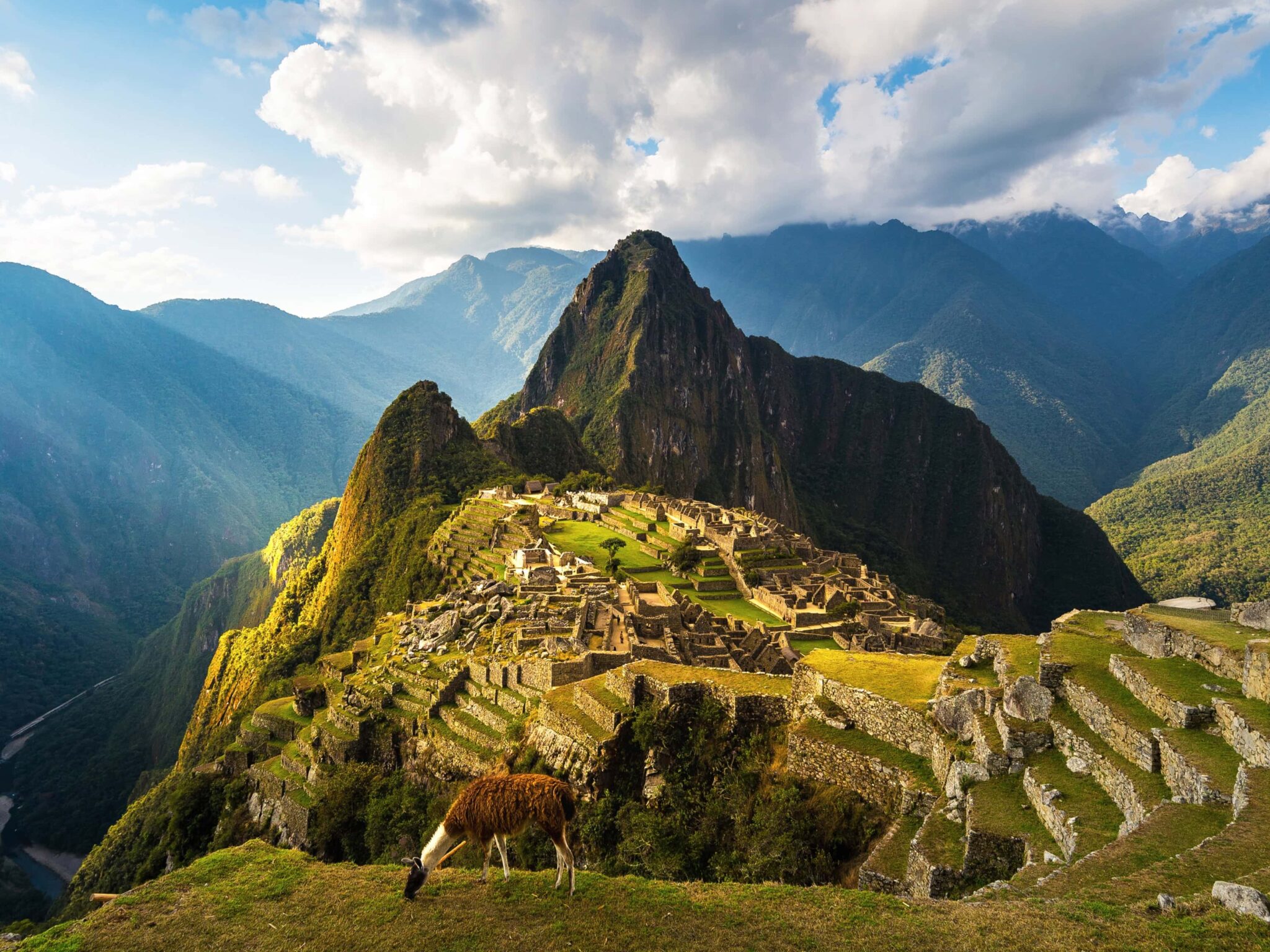 Vista panorámica de Machu Picchu en Perú, uno de los destinos culturales donde viajar en diciembre 2025 para explorar la historia inca y disfrutar de paisajes andinos únicos.