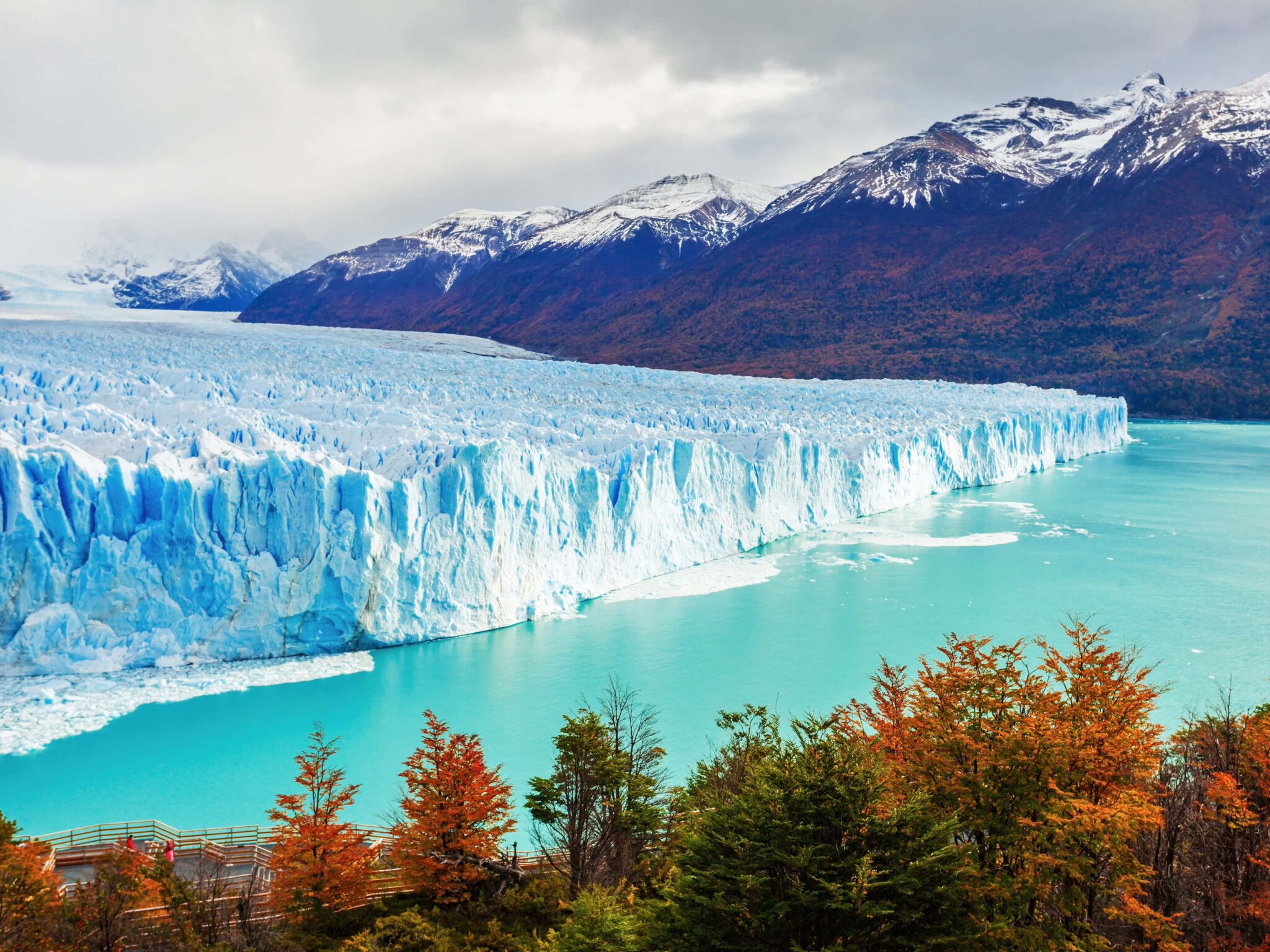 Glaciar Perito Moreno en Argentina, uno de los destinos culturales donde viajar en diciembre 2025 para descubrir paisajes naturales impresionantes y la Patagonia argentina.