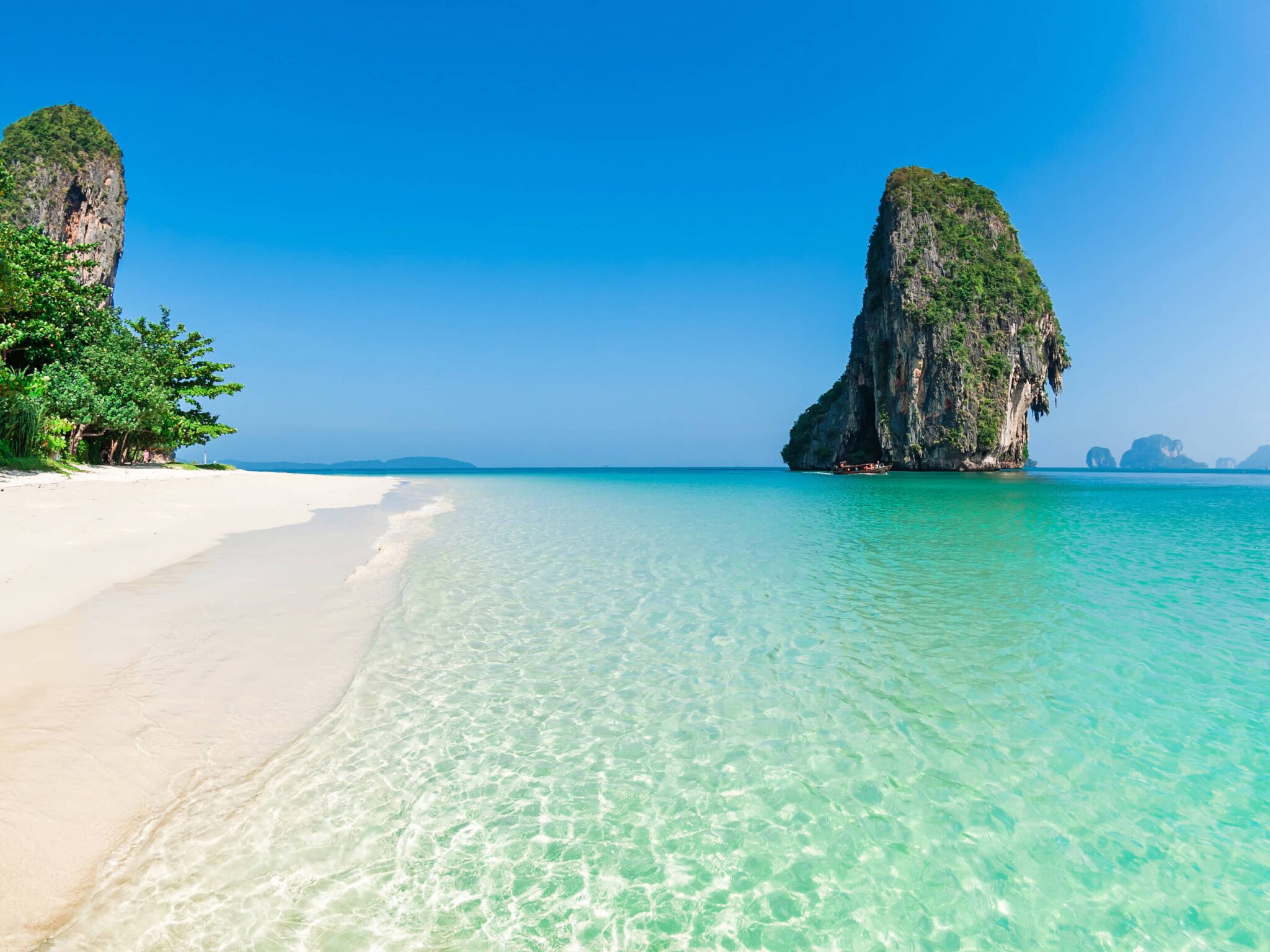 Playa de Railay en Krabi, Tailandia, uno de los destinos de playa donde viajar en diciembre 2025 para relajarse entre acantilados y aguas cristalinas.