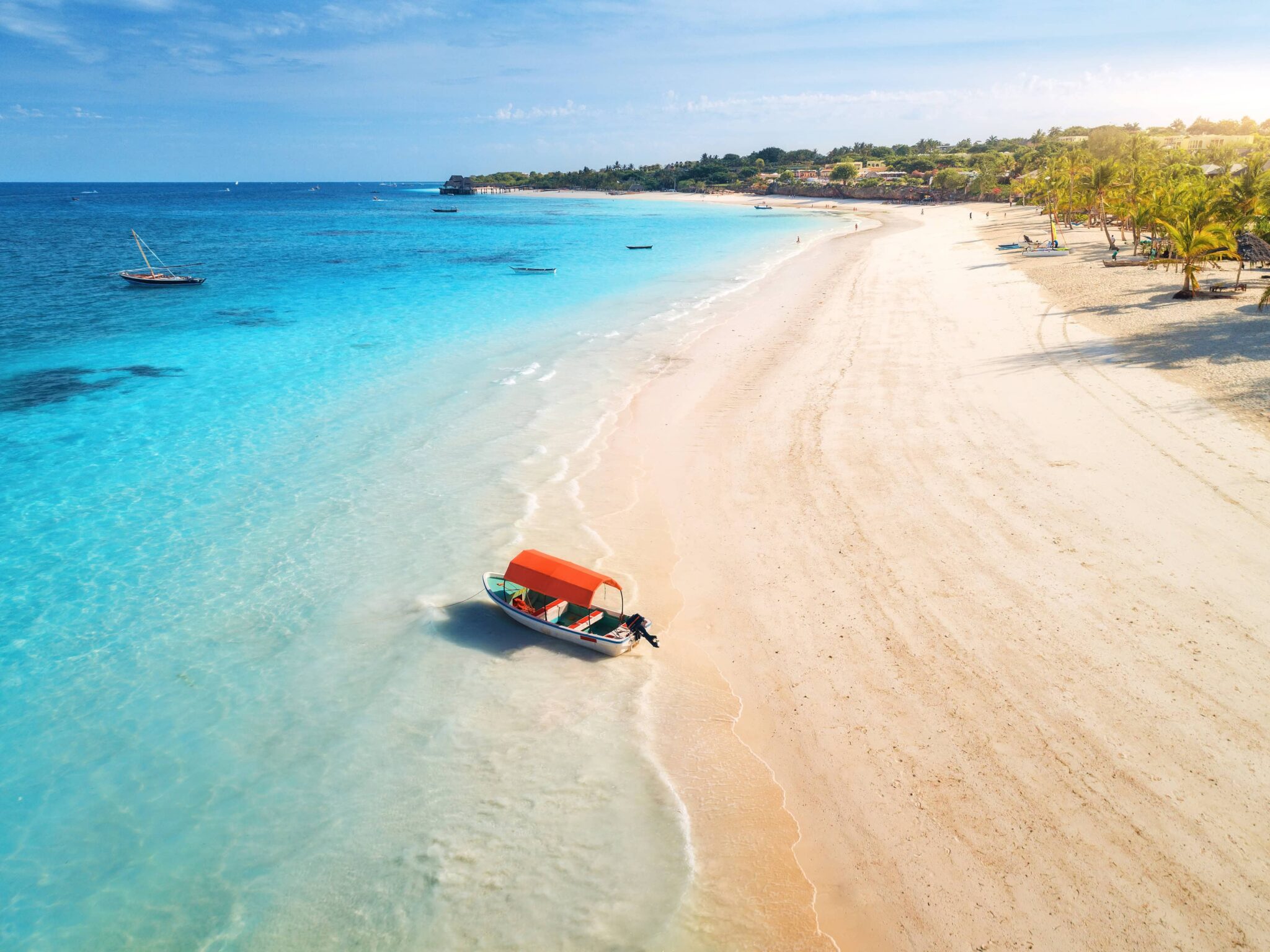 Playa paradisíaca en Zanzíbar con aguas turquesas, una de las mejores opciones entre los destinos de playa donde viajar en diciembre 2025 para unas vacaciones.