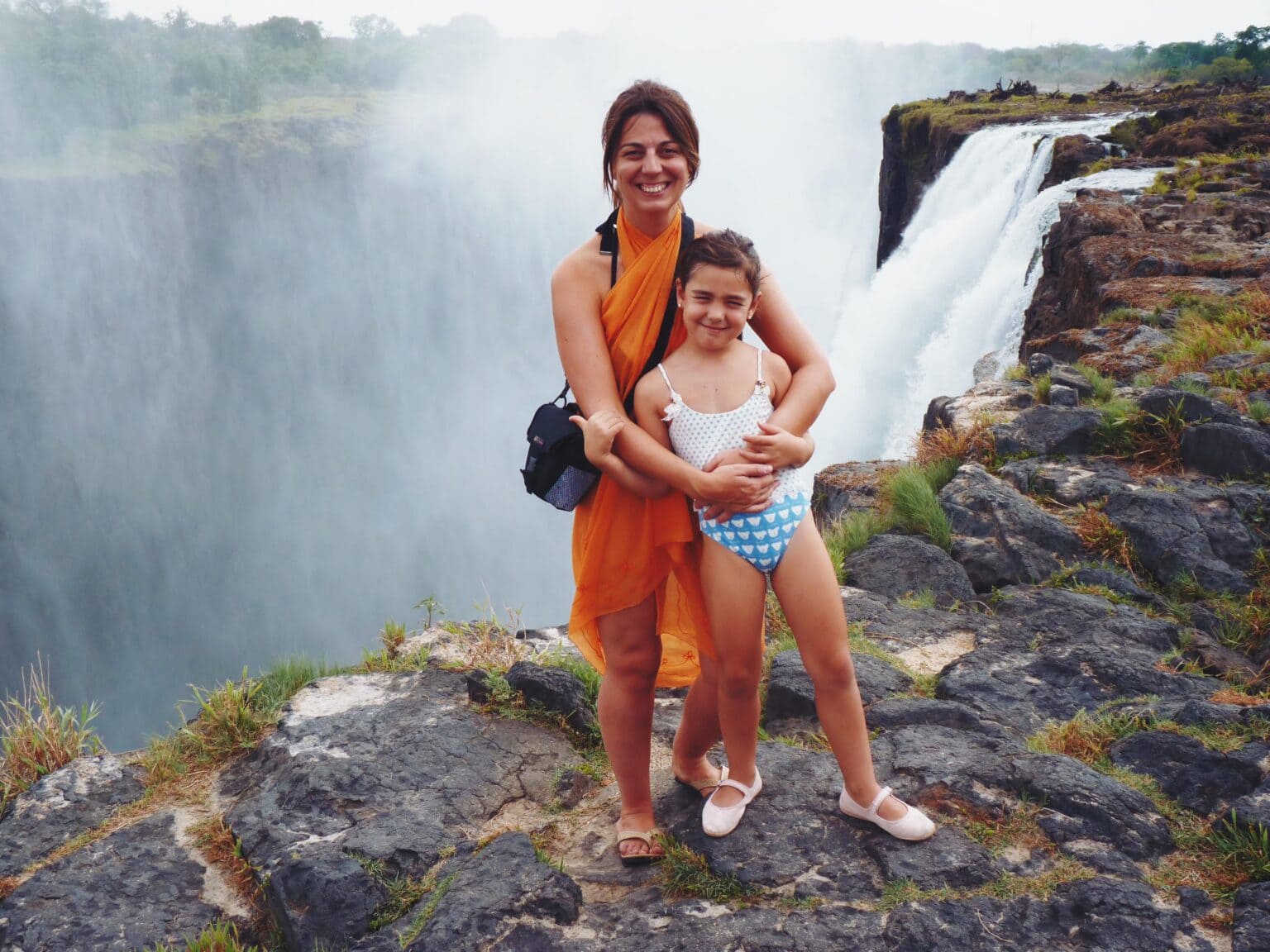 Noelia Espinosa con su hija en viaje de familia en Cataratas Victoria, Zimbabue, en 2012.