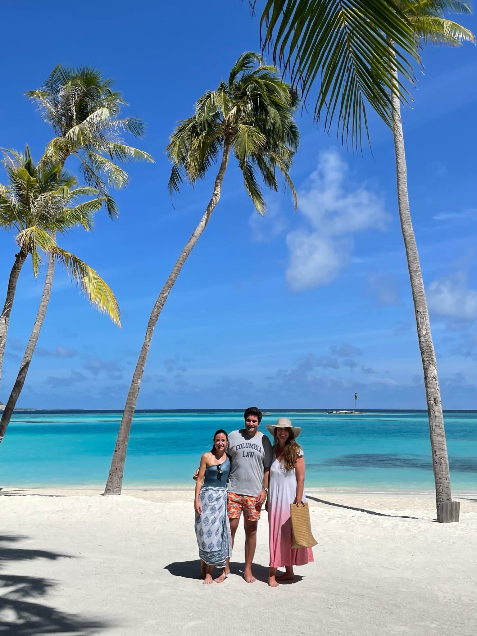 noelia espinosa con-unos novios en su luna de miel en Gili Lankanfushi Maldives 2021