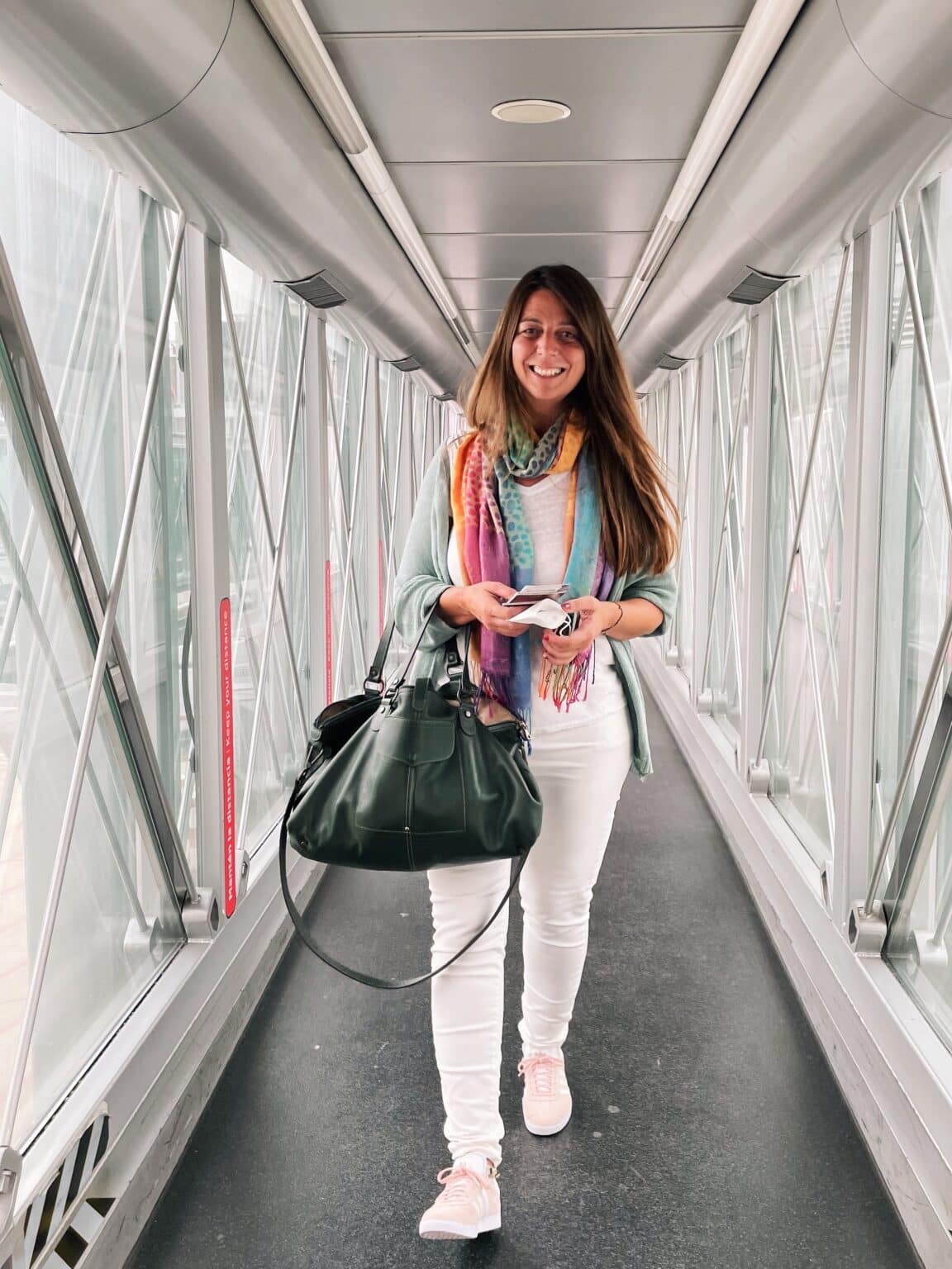 Noelia Espinosa, experta en viajes de lujo, a punto de embarcar en un avion.